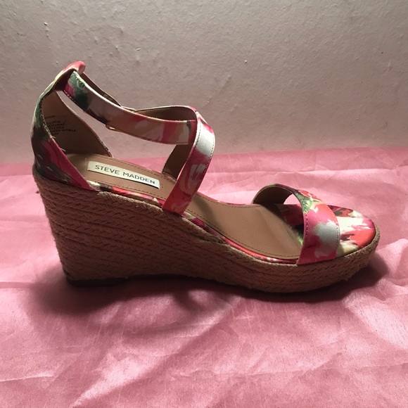 Steve Madden Wedge Flowers Sandals. - Picture 3 of 8